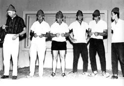 מסיבה 1965: משה פישביין, משה שוק, משה קרמר ו - שלושה מבני קבוצת רננים