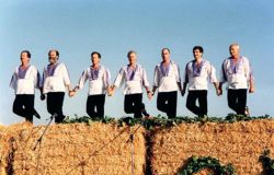 רוקדים דבקה בשבועות 1987 מימין לשמאל:ויקי, דובי, רפי, משה, אמנון, אהוד ודני