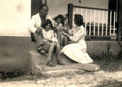 משפחת מוהיל: סוניה,ליאון,מלכה וליאורה - 1951