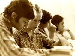 הבנות משקיעות בלימודים - 1969