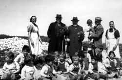 אוסישקין ורופין מבקרים בעין השופט 1939 עם ילדי אורן ועופר והמטפלות רחל גוברמן ופנינה לייבנר