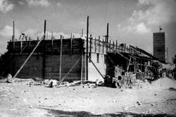 בניית המקלחת - 1945