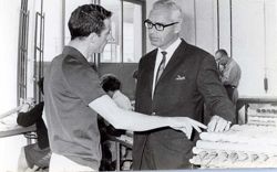 אשר גלצור עם נציג חברת קנובל - 1966