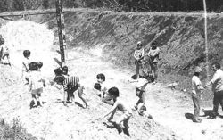 ילדים משחקים בחול