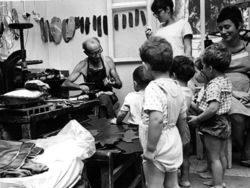 נעמי פלג, צביה מורן וילדים מבקרים אצל הסנדלר 1971