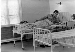 גלעד שפרן בחדרי חולים, 1968, גלעד ממקימי קיבוץ שניר וחבר בו עד היום.