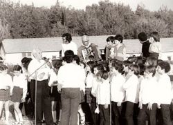 נחמן עם מקהלת חברת הילדים - עומר 1974