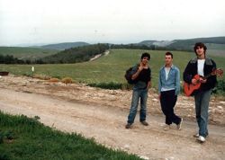 משמאל : רועי פלבס, עמי פישביין ושחר ינאי(להלן מוסדניקים)