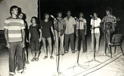 קבוצת שקד בהופעה - 1975